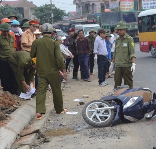 Nghệ[-]An:[-]Bị[-]xe[-]bồn[-]cán[-]qua[-]người,[-]cô[-]gái[-]tử[-]vong[-]tại[-]chỗ